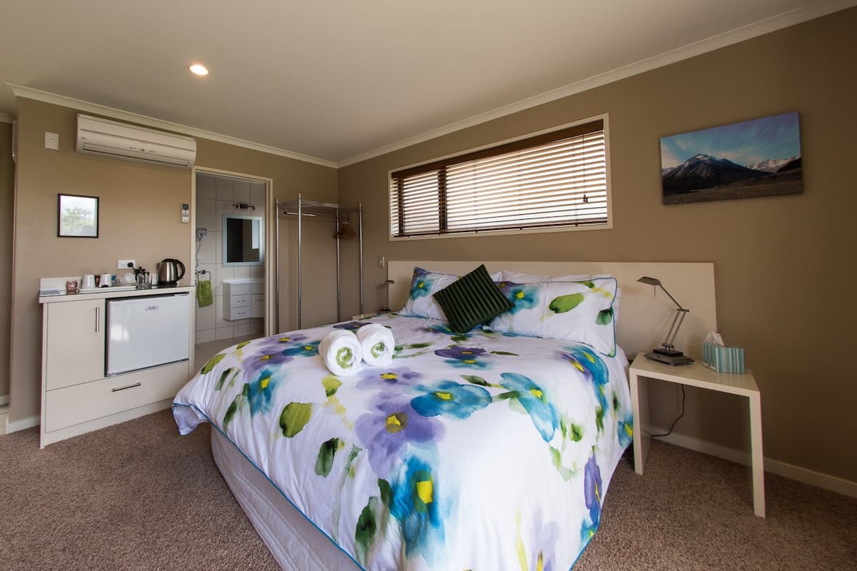 Tweepersoonskamer, 1 queensize bed, toegankelijk voor mindervaliden, en-suite badkamer | Een bureau, geluiddichte muren, een strijkplank/strijkijzer