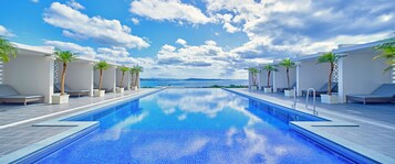 Una piscina al aire libre de temporada