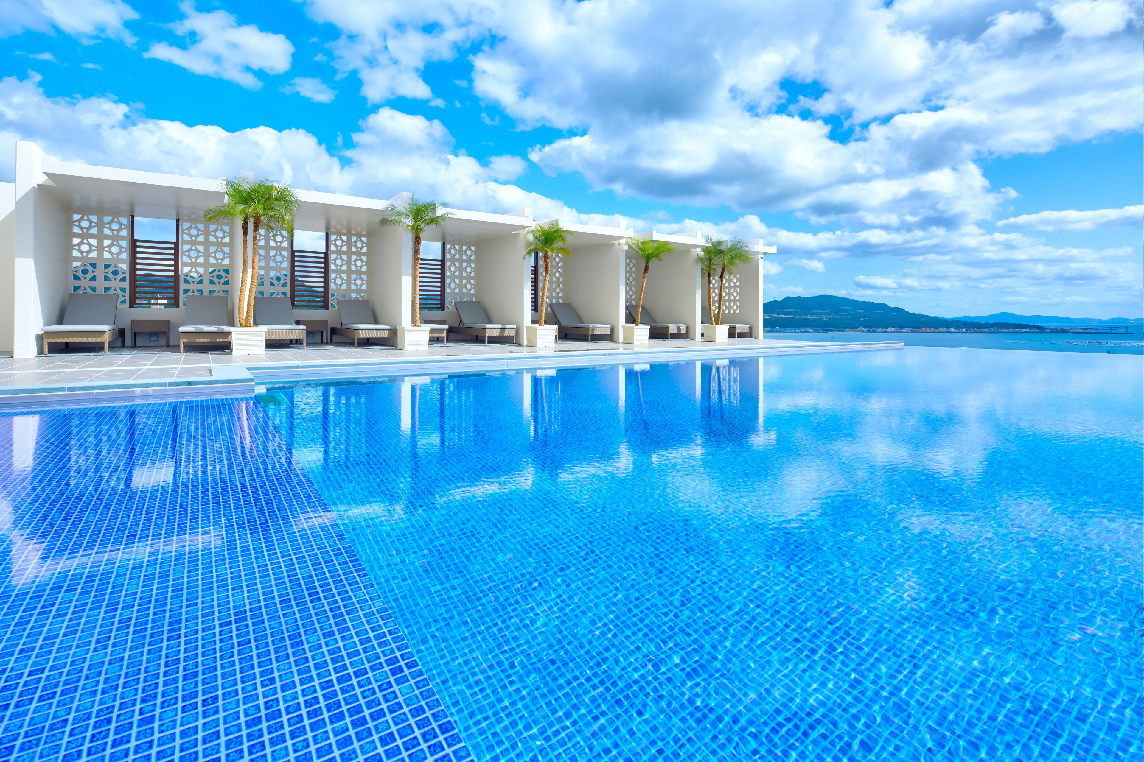 Kauden mukainen ulkouima-allas