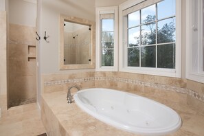 Ensemble douche/baignoire, baignoire à jets, sèche-cheveux