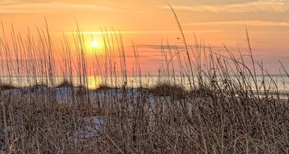 PALMETTO DUNES MINS TO BEACH LG POOL ON ROBERT TRENT JONES GLF CRSE SLEEPS 23