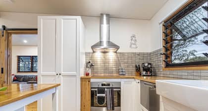 Little Mountain Retreat – Where the Bush meets the Beach