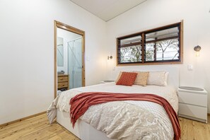 2 slaapkamers, een bureau, een strijkplank/strijkijzer, gratis wifi