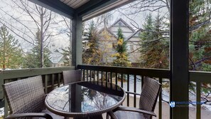 Outdoor dining - Central, Whistler Village Family Condo. Pool & Hot Tub, Free Parking & WiFi (Whistler)