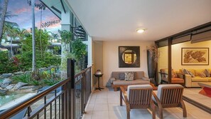 Terrace/patio - 160 LUXURY SWIMOUT APARTMENT (Port Douglas)