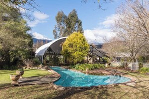 Outdoor pool - Glasshouse | near snowfields &views | spa &logfire (Mount Beauty)