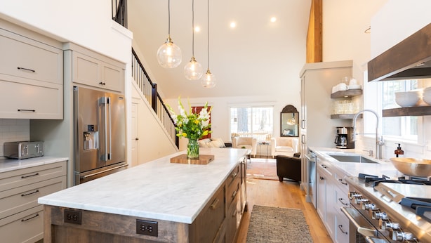 A modern kitchen with a large island, stainless steel appliances, and pendant lighting. - ~LARGE WESTSIDE HOME~ Walk to everything! Welcome to KINGSTON HOUSE (Bend)