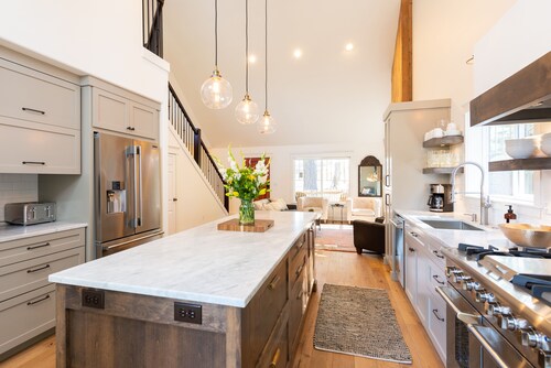 ~LARGE WESTSIDE HOME~ Walk to everything! Welcome to KINGSTON HOUSE