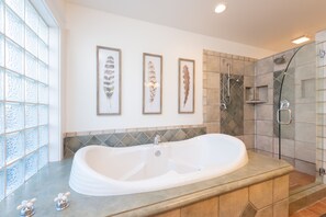 Combined shower/bathtub, hair dryer, towels, soap - ~LARGE WESTSIDE HOME~ Walk to everything! Welcome to KINGSTON HOUSE (Bend)