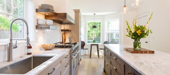 ~LARGE WESTSIDE HOME~ Walk to everything! Welcome to KINGSTON HOUSE