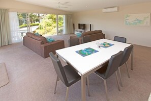 Interior - Sunny Spacious Seaview stunner (Paihia)