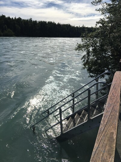 Sashas Kenai River Alaskan Log Cabin with HOT TUB - Maintained Daily