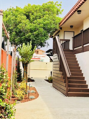 المنطقة المحيطة بالمنشأة