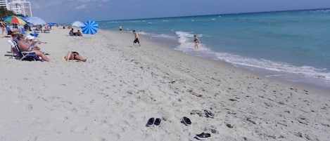 Sulla spiaggia, lettini da mare, teli da spiaggia