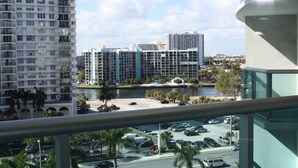 Un hôtel de grande hauteur doté de nombreux balcons et offrant une vue sur une marina et sur l’eau.