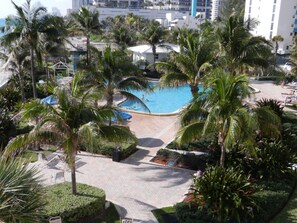 Utendørsbasseng og et oppvarmet basseng