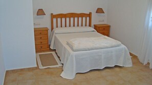 2 habitaciones, tabla de planchar con plancha y cuna de viaje