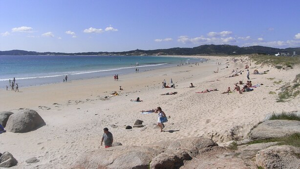 A sandy beach with people sunbathing and walking. - APARTMENT IN RURAL HOUSE OF SANXENXO, AREA NEAR THE SEA WITH WIFI and FREE PARKING (Sanxenxo)