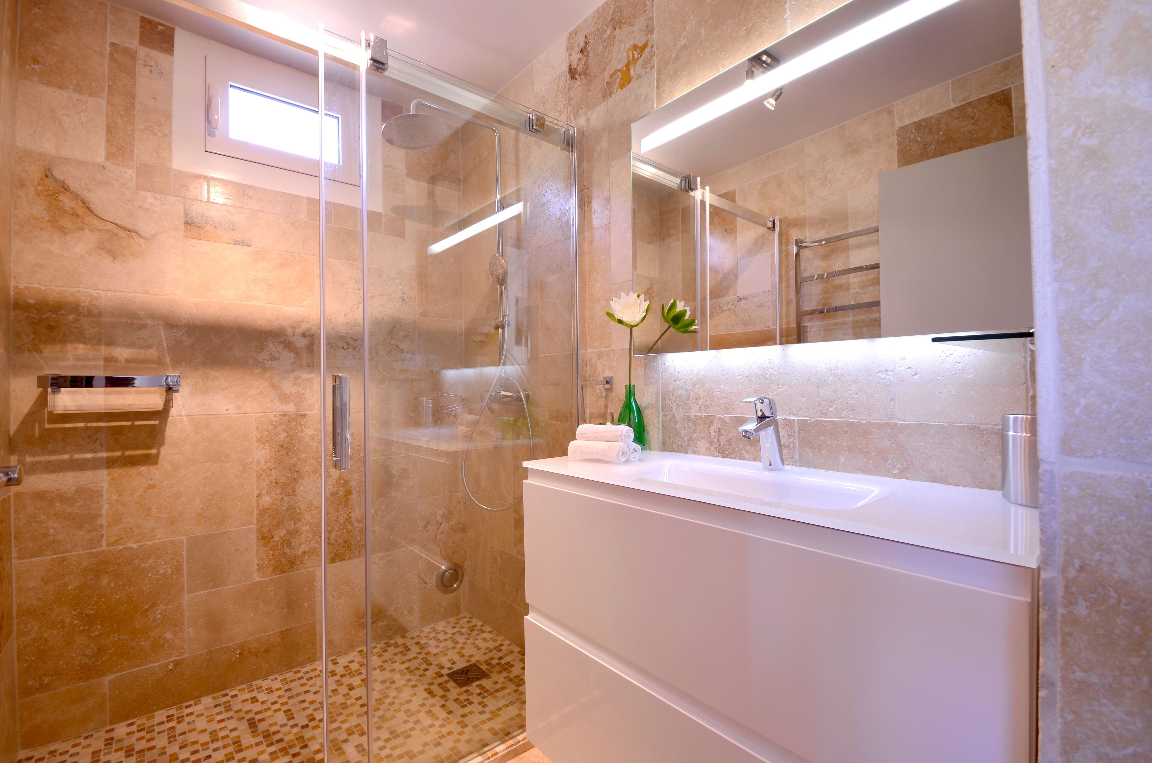 Douche, sèche-cheveux, serviettes fournies, papier toilette
