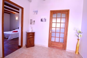 3 habitaciones, tabla de planchar con plancha, wifi y ropa de cama 