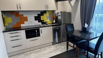 1-Bedroom Apartment | Cozinha privada | Geladeira, micro-ondas, cooktop, cafeteira/chaleira