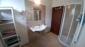 Shower, hair dryer, bidet, towels - Albegna: stylish nature house with garden and view (Roccalbegna)