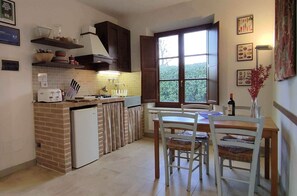 Refrigerador, microondas, parrilla de estufa y cafetera y tetera 