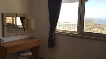 2 bedrooms, in-room safe, iron/ironing board, free WiFi