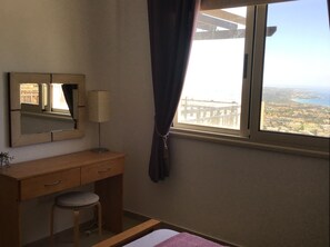2 chambres, coffre-fort, fer et planche à repasser