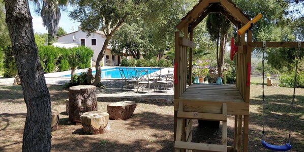 Alberca al aire libre y camastros 