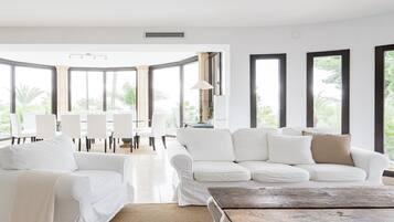 Una Smart TV, una chimenea, un futbolín, una mesa de tenis de mesa