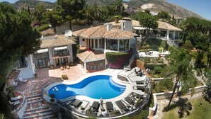 Un complexe hôtelier doté d’une grande piscine, de nombreuses chambres et situé dans un cadre montagneux.