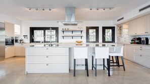 Fridge, microwave, oven, stovetop - Extravagant Spanish Architecture Ocean View Villa.  Huge garden & Heated pool (Benalmadena)