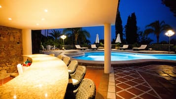 Een verwarmd zwembad