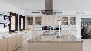 Een koelkast, een microgolfoven, een oven, een kookplaat