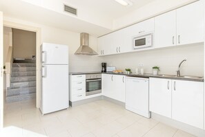 Een koelkast, een microgolfoven, een oven, een vaatwasser