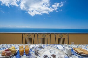 Outdoor dining - Golden Vaults, at few stairs from the road. It is easy to park in the area (Praiano)