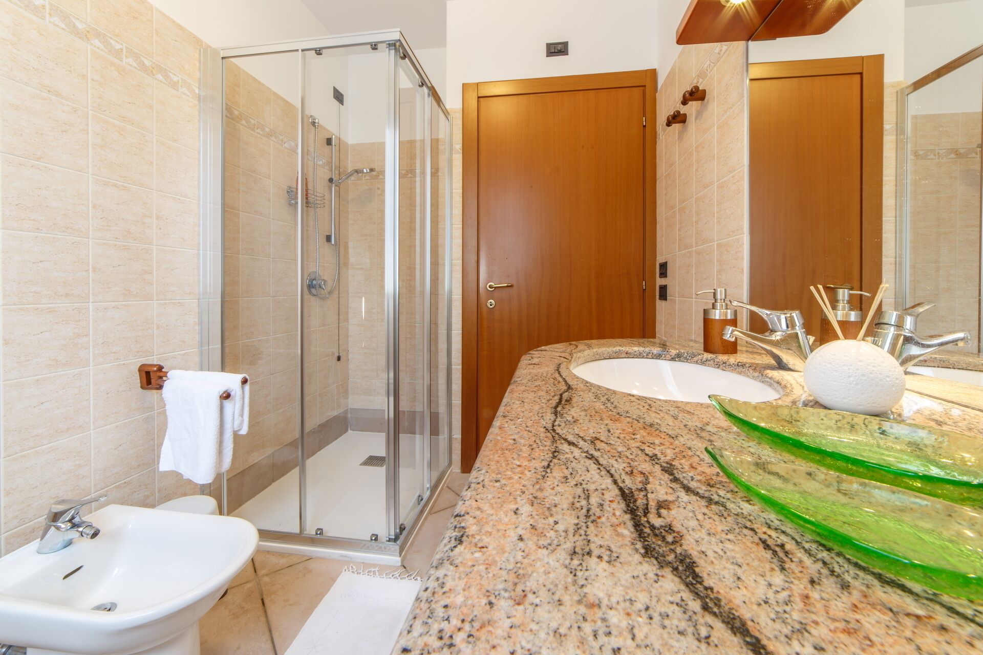 Doccia, asciugacapelli, accappatoio, bidet