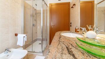 Doccia, asciugacapelli, accappatoio, bidet