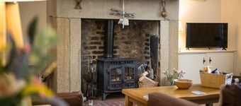 Charming Original Stone Cottage Close To Beaches and Countryside