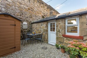 Outdoor dining - Charming Original Stone Cottage Close To Beaches and Countryside (Alnwick)