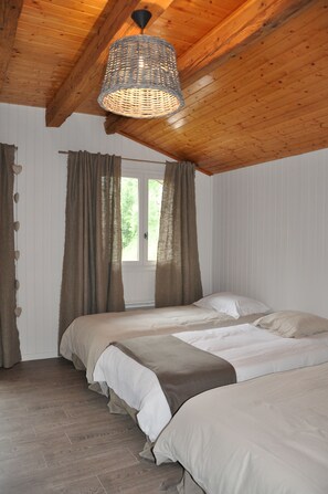 4 slaapkamers, een strijkplank/strijkijzer, gratis wifi, beddengoed