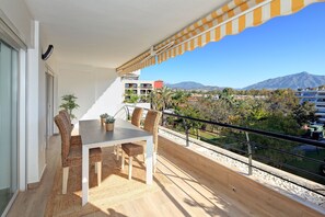 Outdoor dining - FANTASTIC APARTMENT NEXT TO GUADALMINA GOLF COURSE IN MARBELLA (Marbella)