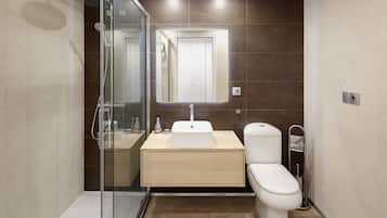 Shower, hair dryer, bidet, towels