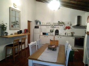 Refrigerador, microondas, cafetera/tetera, tostadora