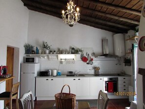 Réfrigérateur, micro-ondes, cafetiÚre/bouilloire, grille-pain