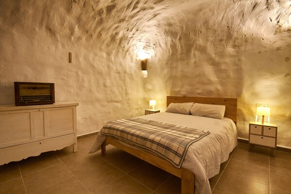 3 bedrooms, iron/ironing board, free WiFi, bed sheets - Cueva Cortes de Baza with private pool (Cortes de Baza)