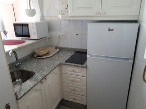 Réfrigérateur, micro-ondes, plaque de cuisson, cafetiÚre/bouilloire