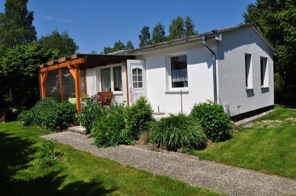 Exterior - Relaxing vacation in the vacation home Crisby - quiet location - parking space at the house! (Trassenheide)