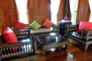 Flat-screen TV - At Home Resort (Pattaya)